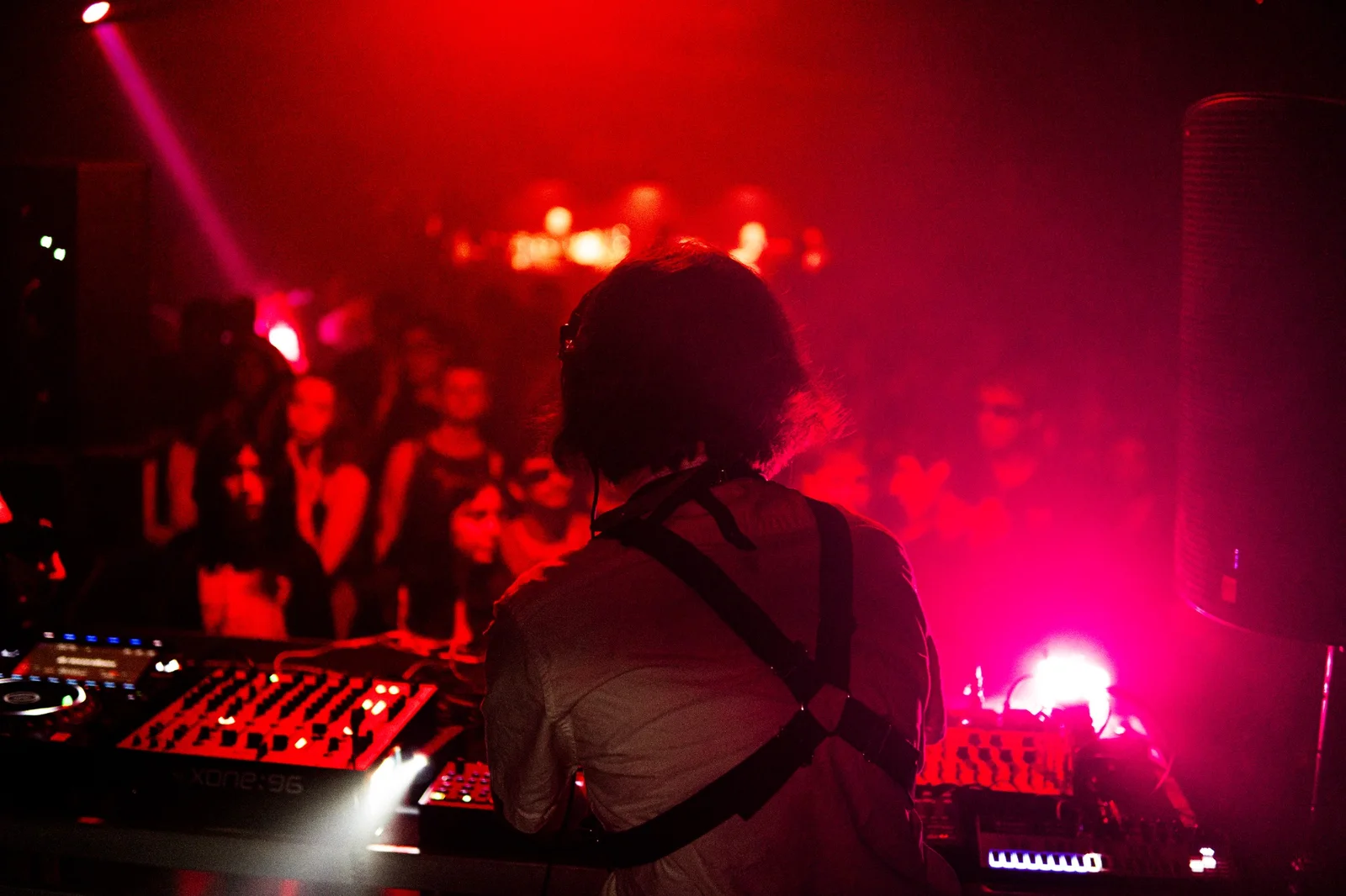 Gohtobi performing under red and magenta club lights